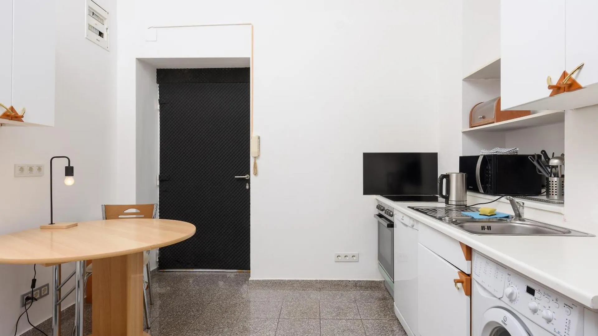 Spacious Austrian Style Apartment Close To City Center Landstrasse Vienna Austria