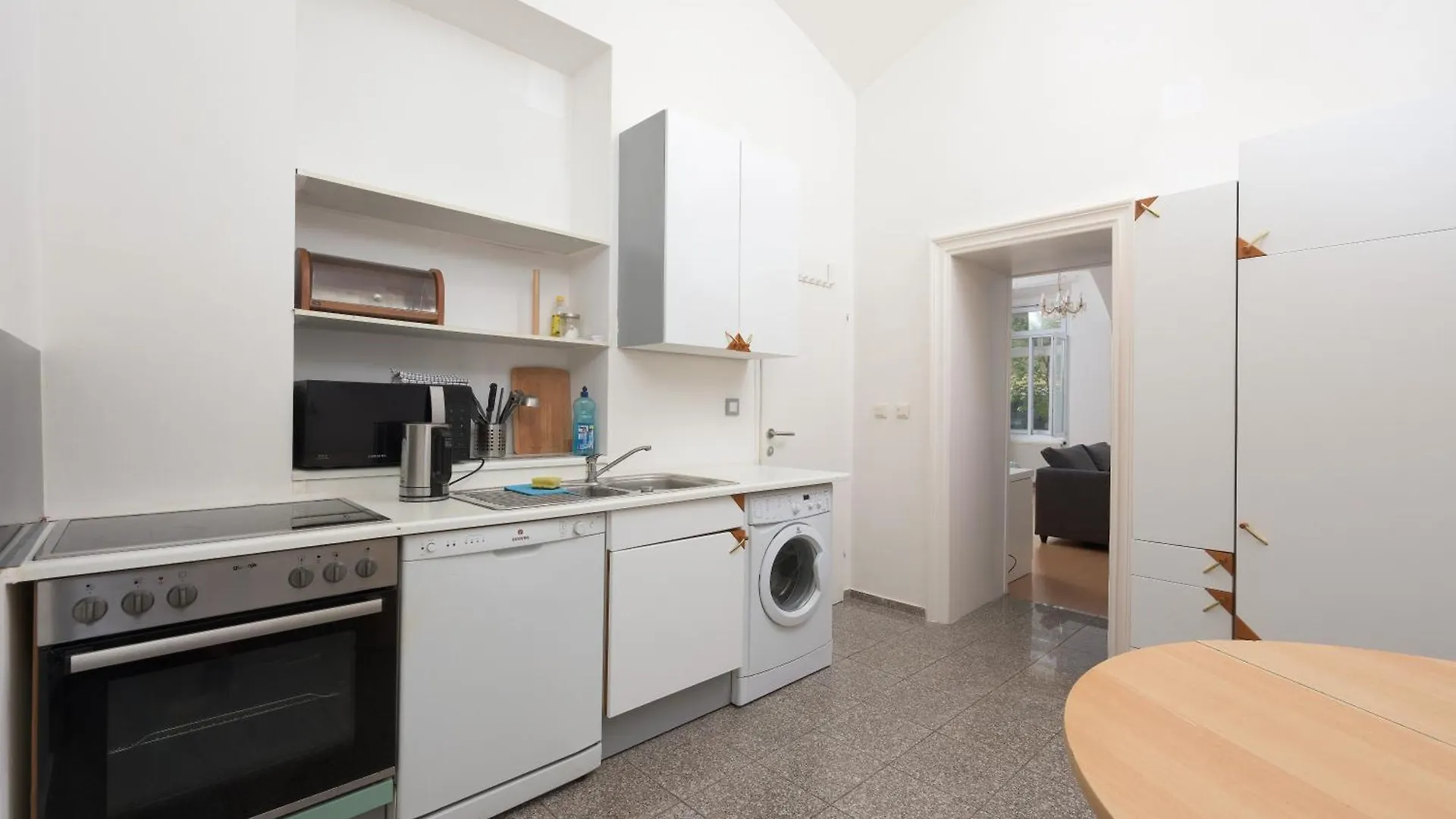 Spacious Austrian Style Apartment Close To City Center Landstrasse Vienna