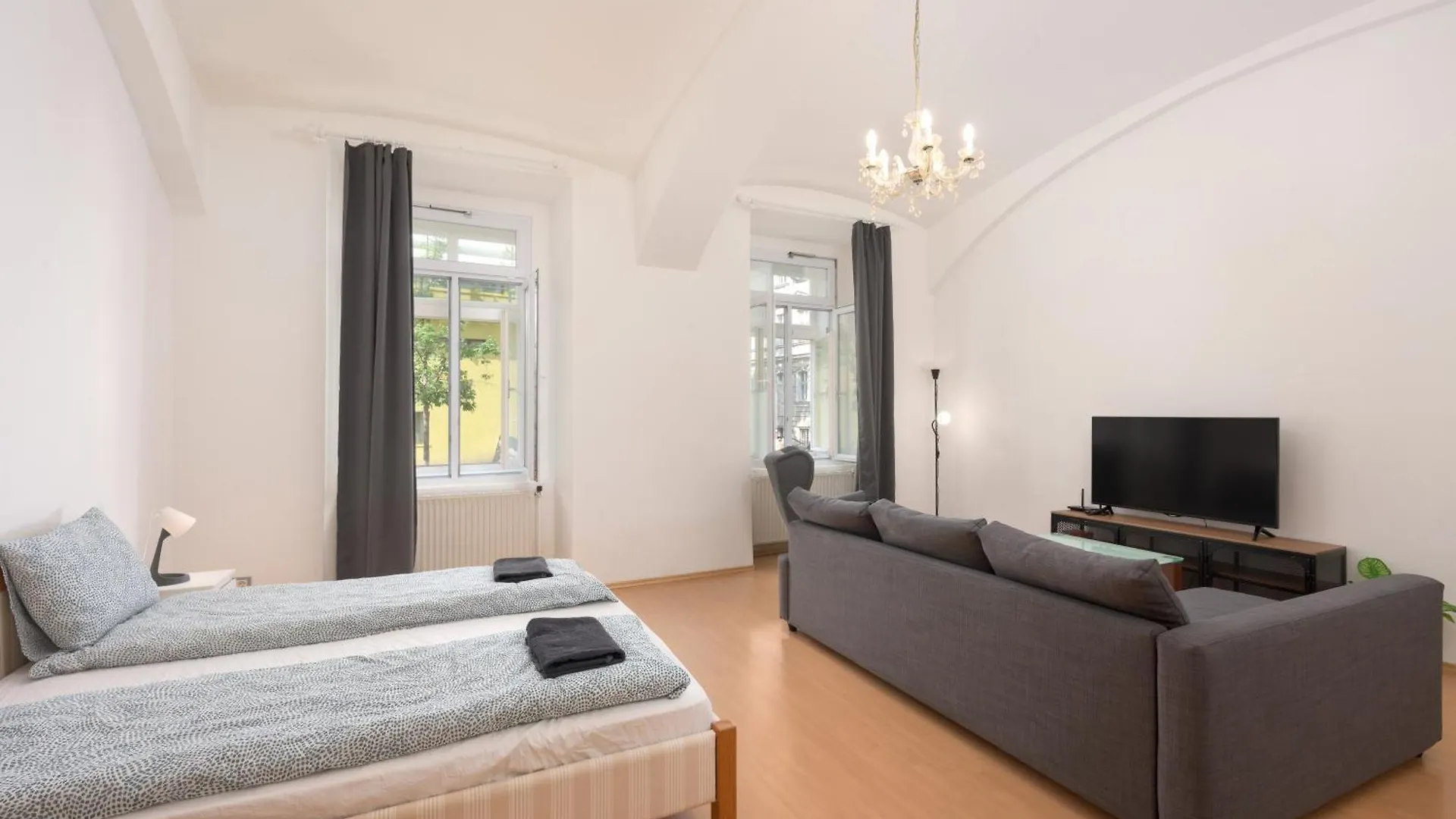 Spacious Austrian Style Apartment Close To City Center Landstrasse Vienna