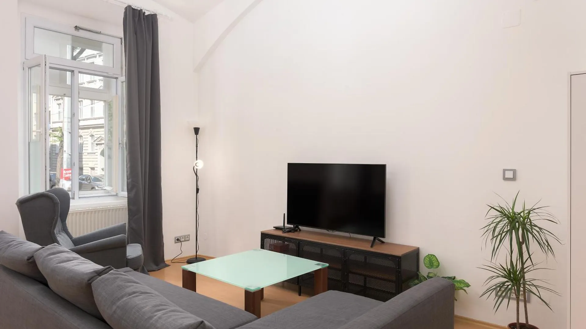 Spacious Austrian Style Apartment Close To City Center Landstrasse Vienna