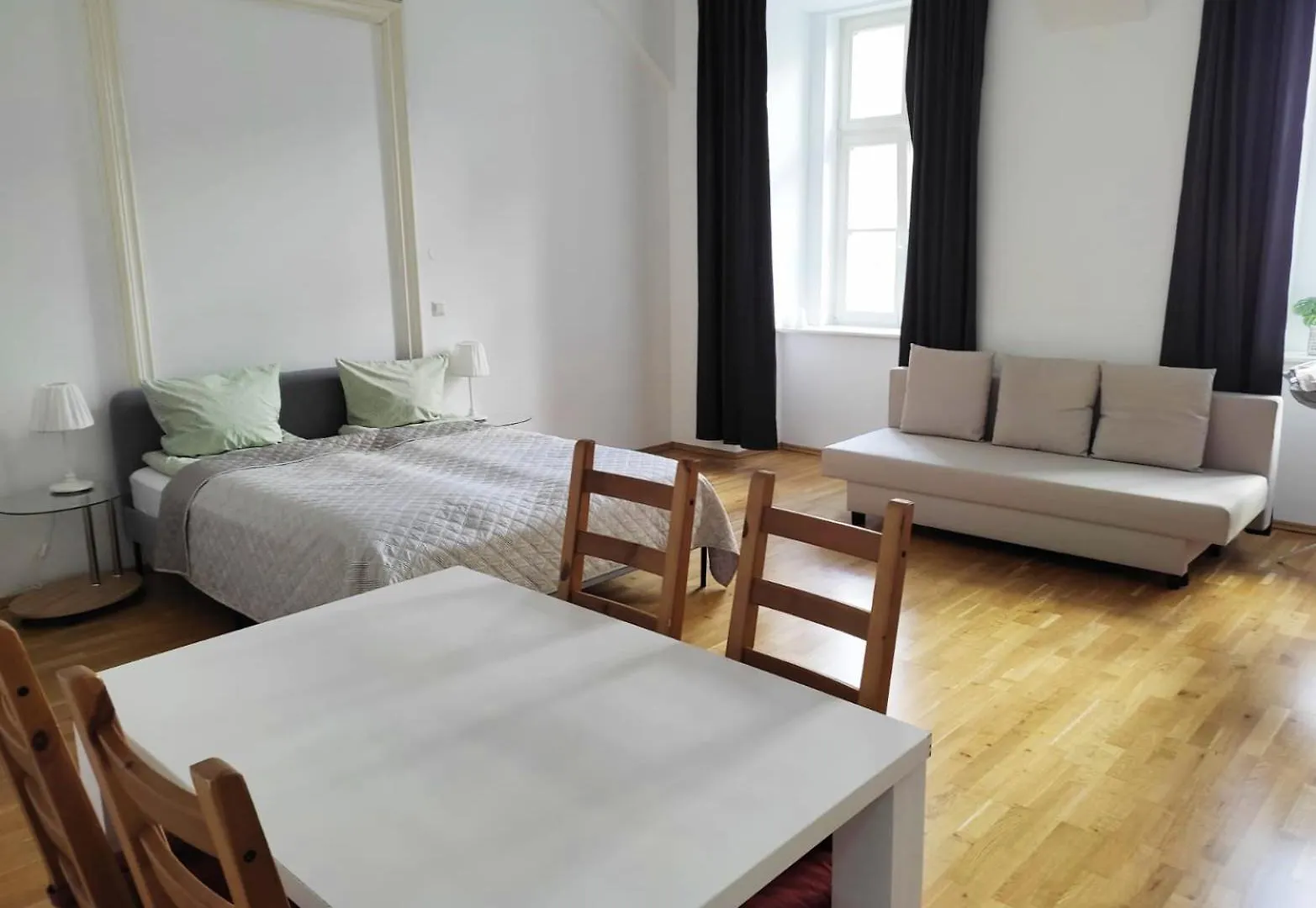 Spacious Austrian Style Apartment Close To City Center Landstrasse Vienna Austria